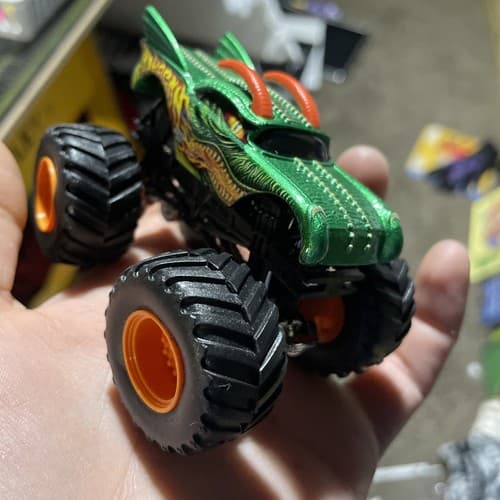 Monster Jam Dragon Diecast 1:64 Collector TRUCK 2015 Hot-Wheels Mattel - Thumbnail 3