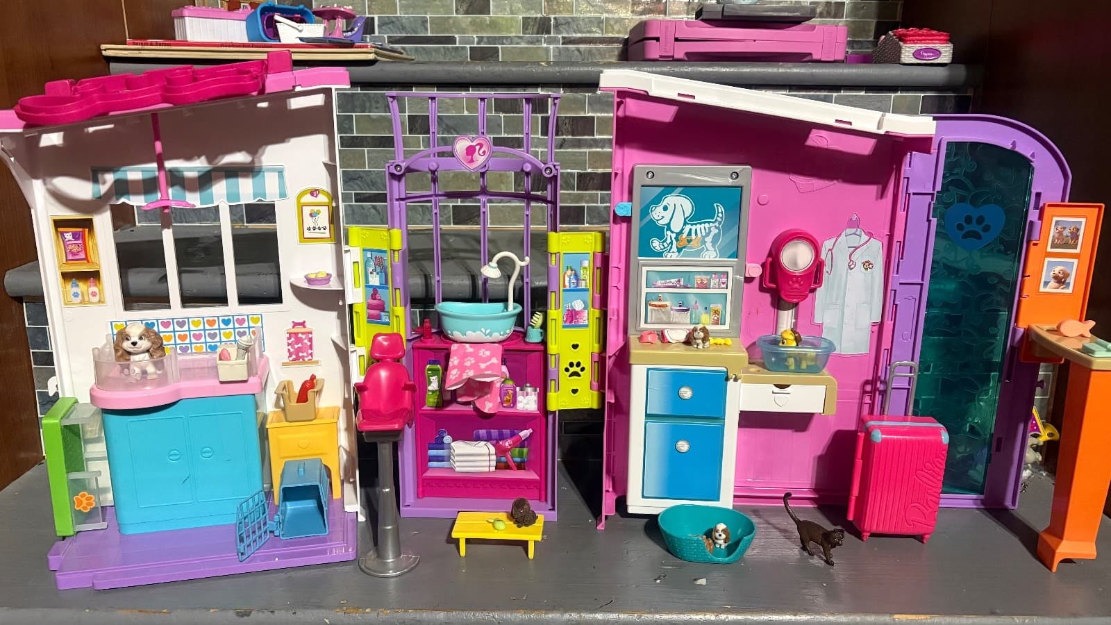 Barbie Folding Pet Care Center Animal Vet Clinic Animals Play Set Vet Barbie - Image 1