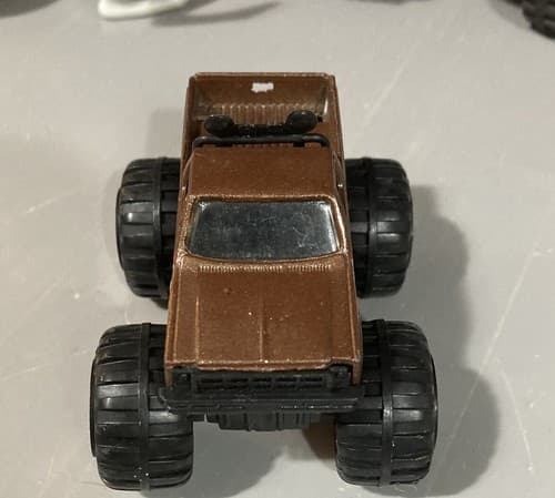Welly Chevrolet Lifted 4x4 Diecast Pickup Monster Truck 1/64 - Thumbnail 4