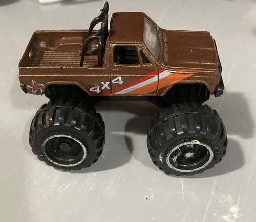Welly Chevrolet Lifted 4x4 Diecast Pickup Monster Truck 1/64 - Thumbnail 2