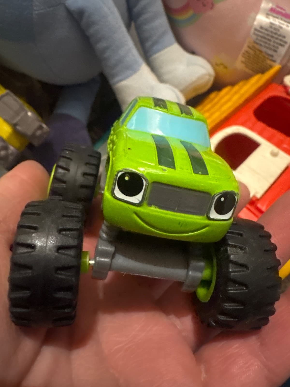 Blaze And The Monster Machines Pickle 1:64 Diecast Green Truck - Image 1