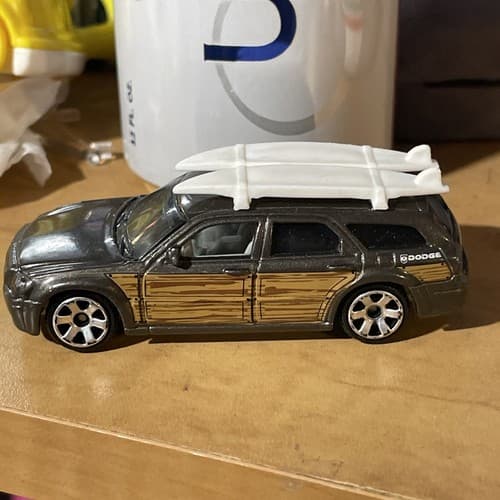 Matchbox Dodge Magnum Retro Rides #29 Gray Mtflk w/Surf Boards & Wood Grain - NM - Thumbnail 2