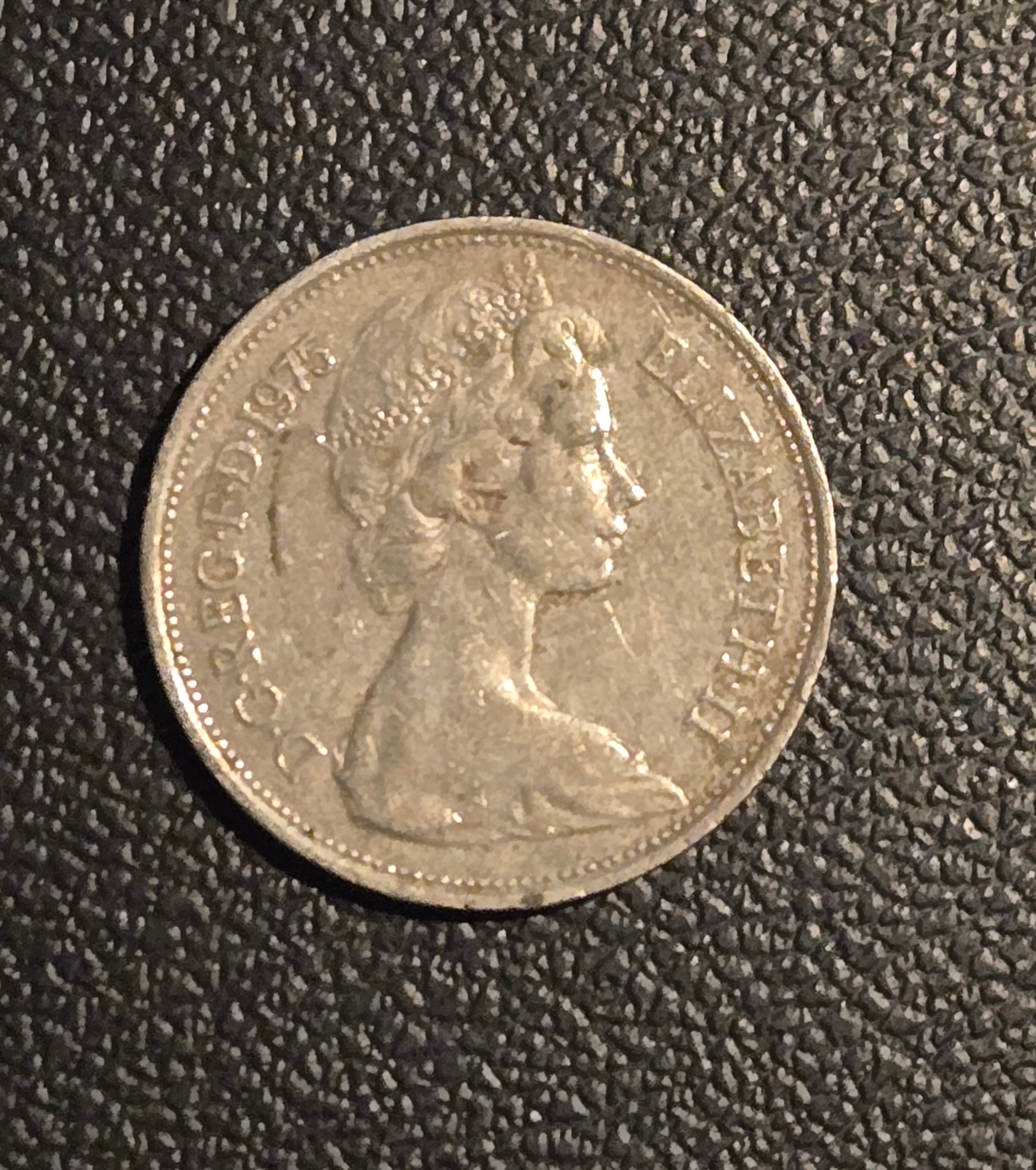 1975 Great Britain 10 New Pence Coin - Queen Elizabeth II - Large Type - Image 1