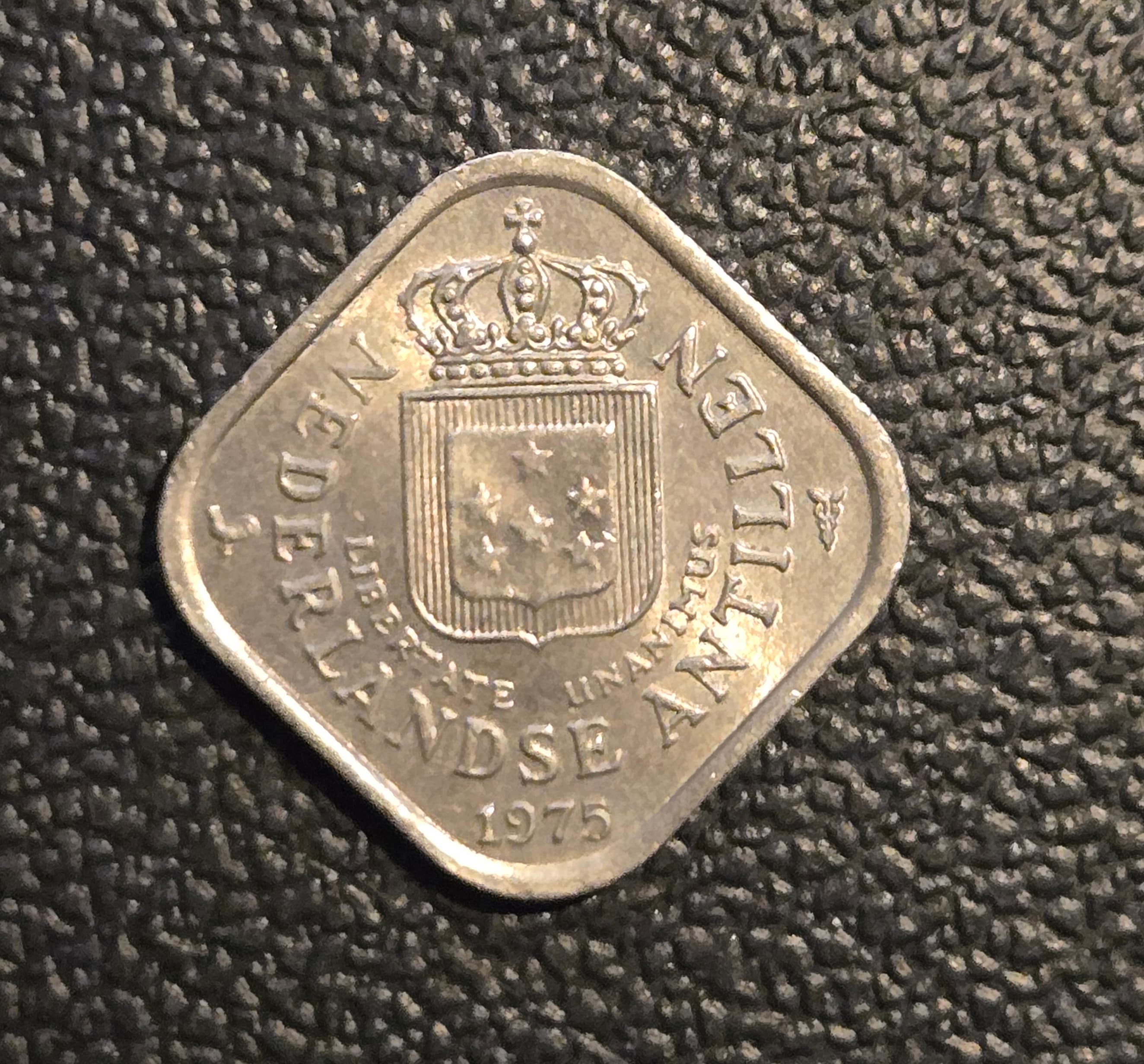 1975 Netherlands Antilles 5 Cent Coin - Nickel-Brass, Very Good Condition - Image 1