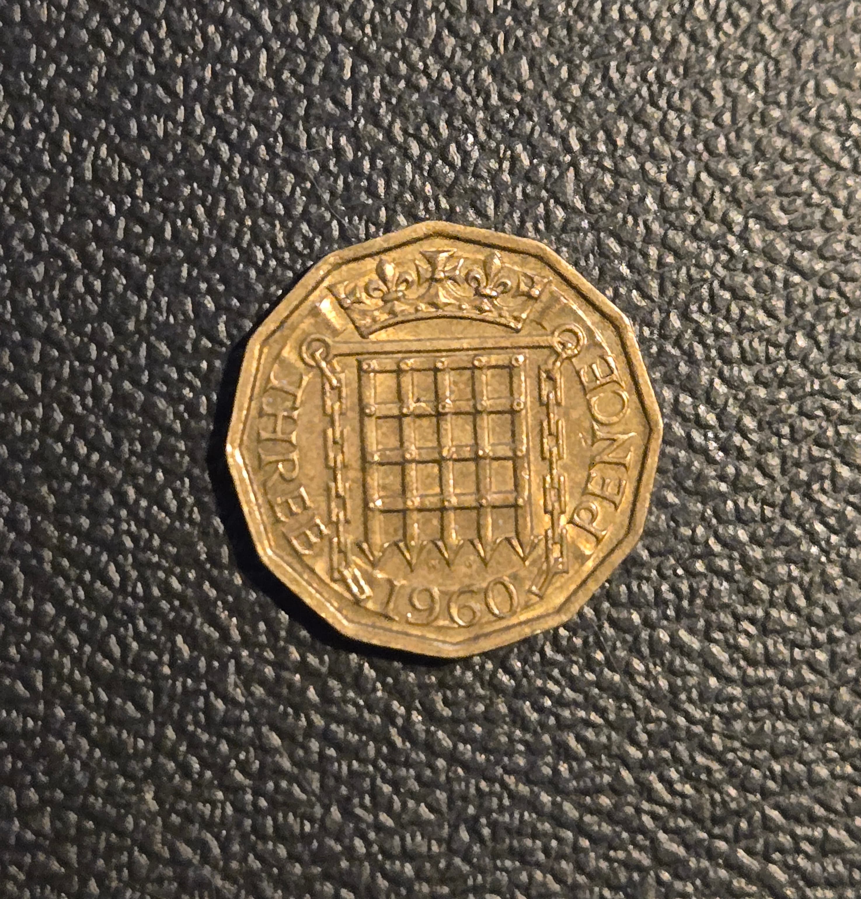 1960 UK 3 Pence Coin | Very Good Condition | Collectible - Image 1