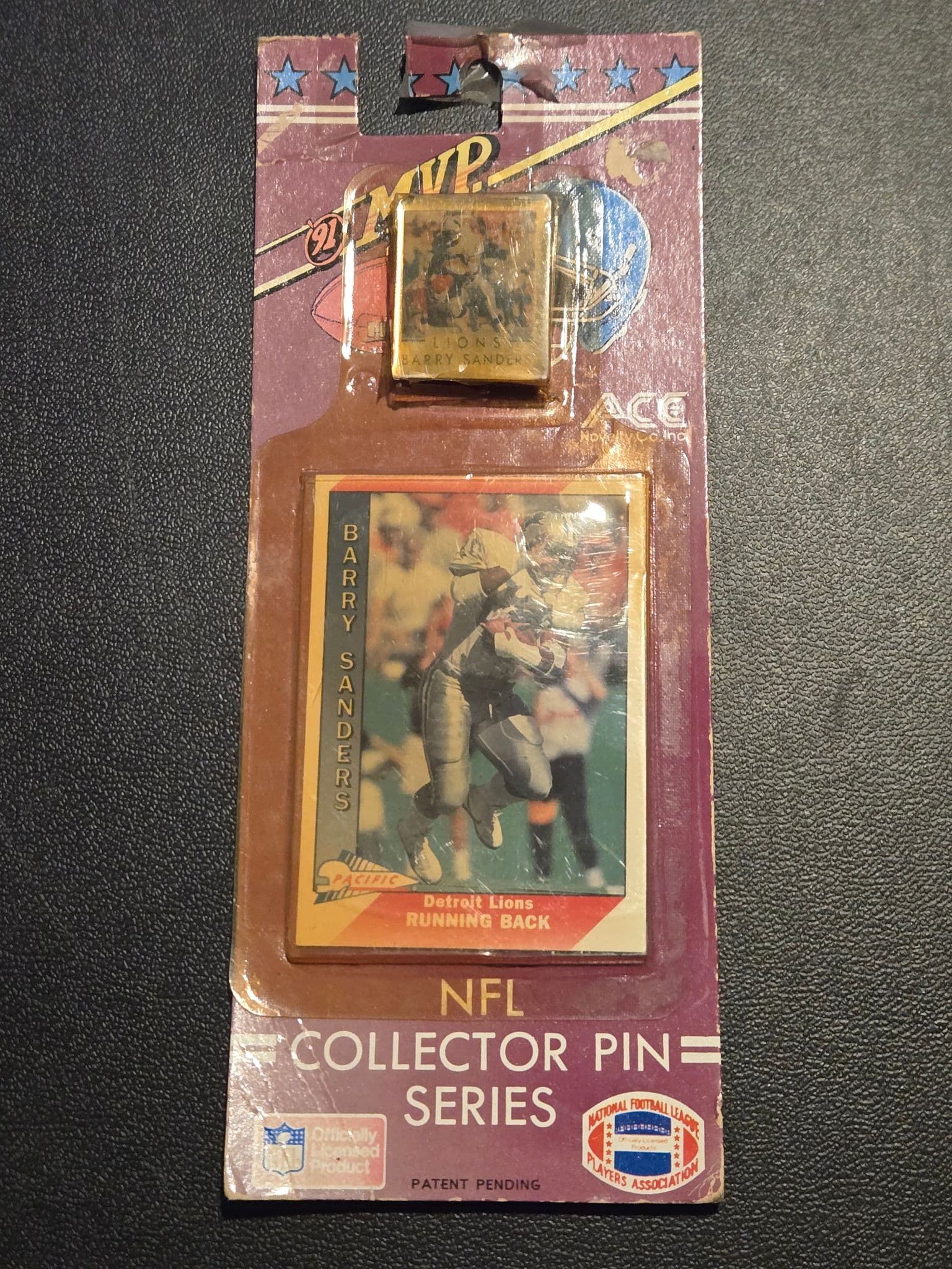 Ace NFL Collector Pin Barry Sanders Detroit Lions Carded Pacific Trading Card - Image 1