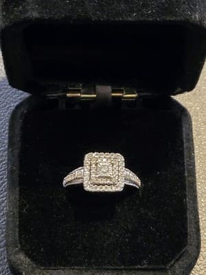 Stunning 10K White Gold Diamond Ring - Image 1