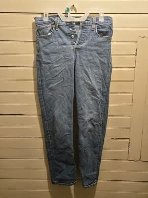 Levis Wedgie Straight Jeans Womens 28 Light Wash High Rise Button Fly Blue - Image 1