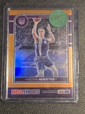 2024-25 Hoops #225 Kevin Huerter Premium Prizms Orange #/199 - Image 1