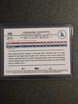 2024 Topps Holiday #H88b Yoshinobu Yamamoto - Thumbnail 2