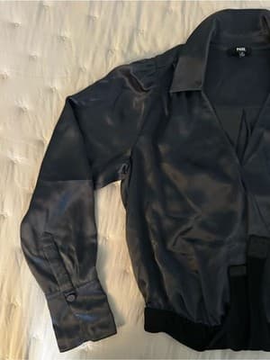 PAIGE “Calico Blue” 100% Silk Open Collar Blouse Size 10 - Thumbnail 5