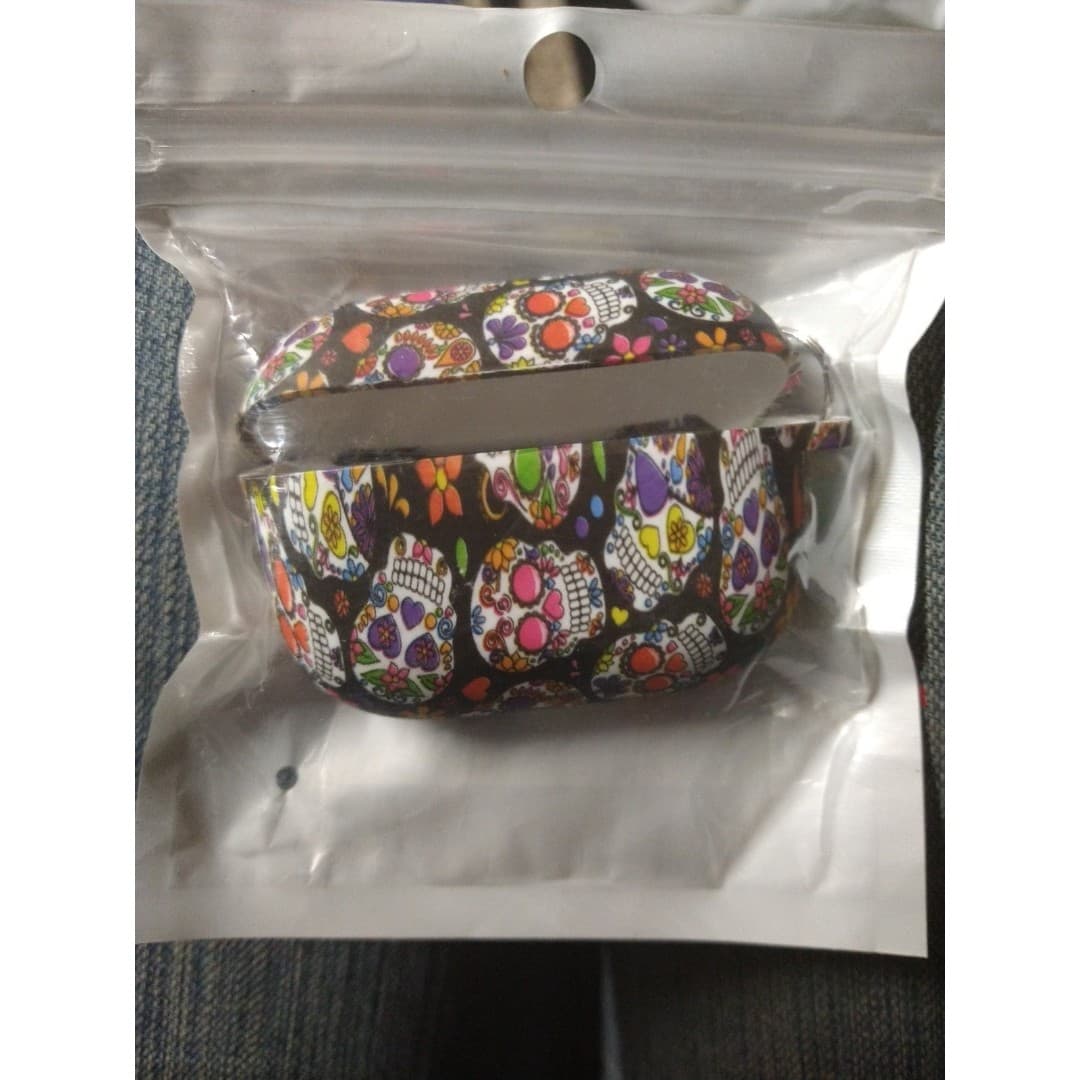Skulls Airpods Pro silicone case w carabiner(NIB) - Image 1