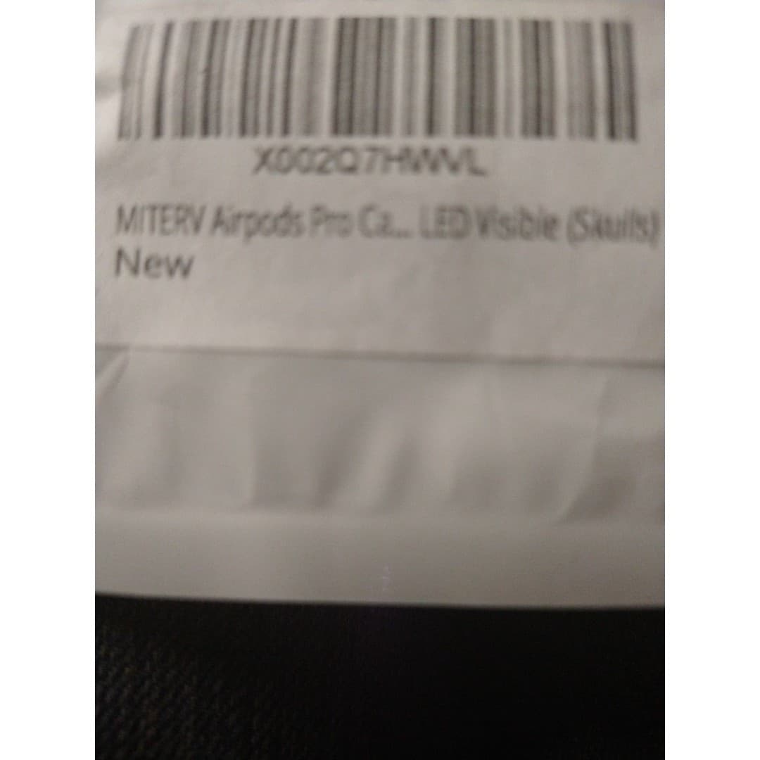 Skulls Airpods Pro silicone case w carabiner(NIB) - Thumbnail 2