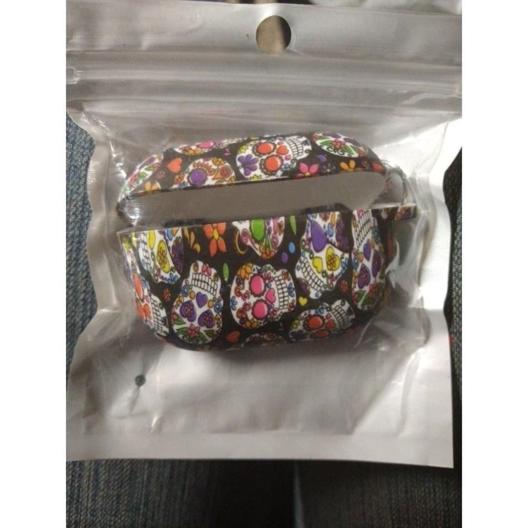 Skulls Airpods Pro silicone case w carabiner(NIB) - Image 1