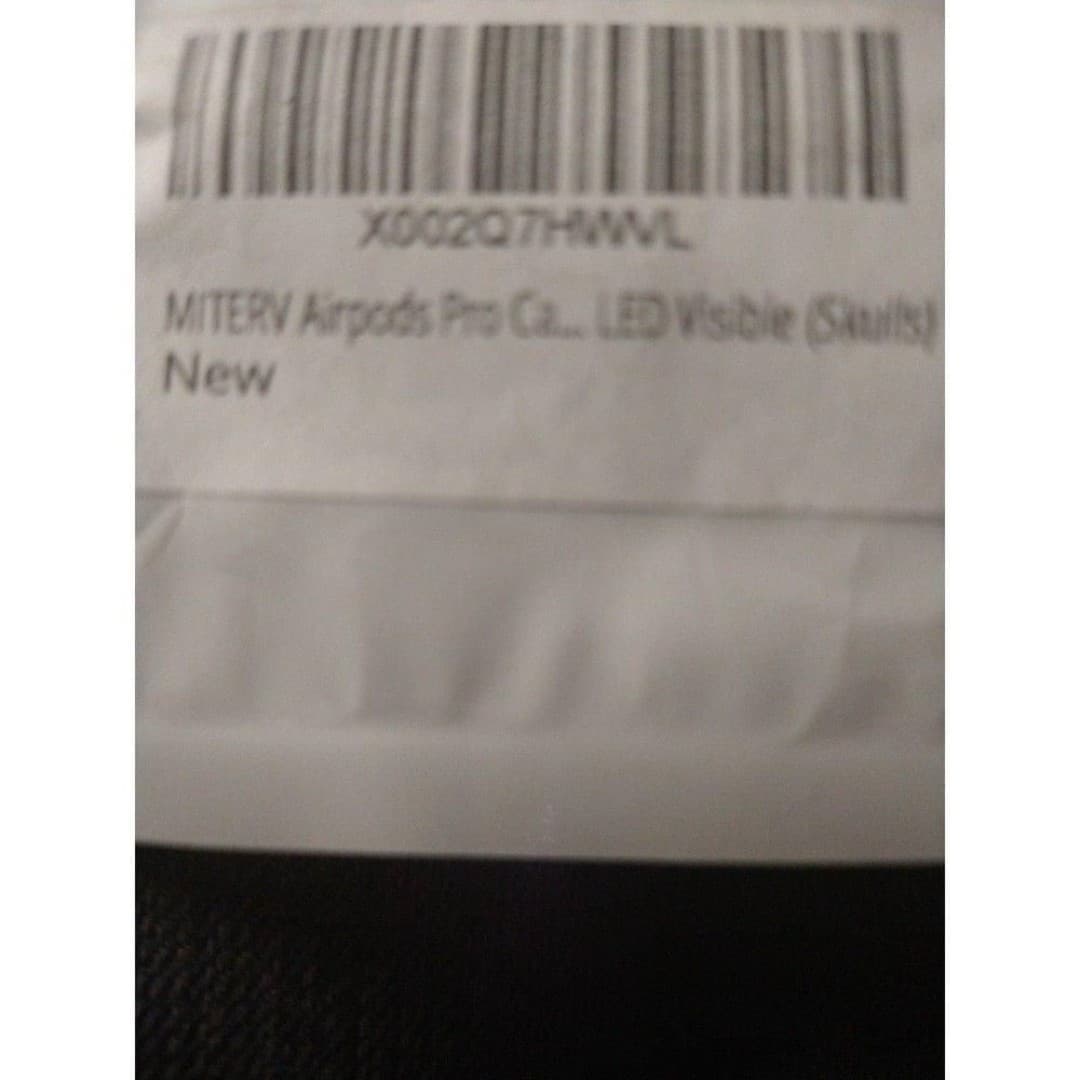 Skulls Airpods Pro silicone case w carabiner(NIB) - Thumbnail 2