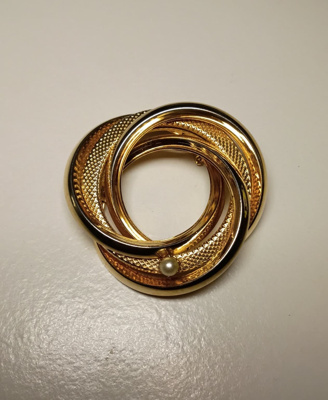 Vintage Gold Tone Overlapping Entwined Brooch - Retro Statement Jewelry - OS - Image 1