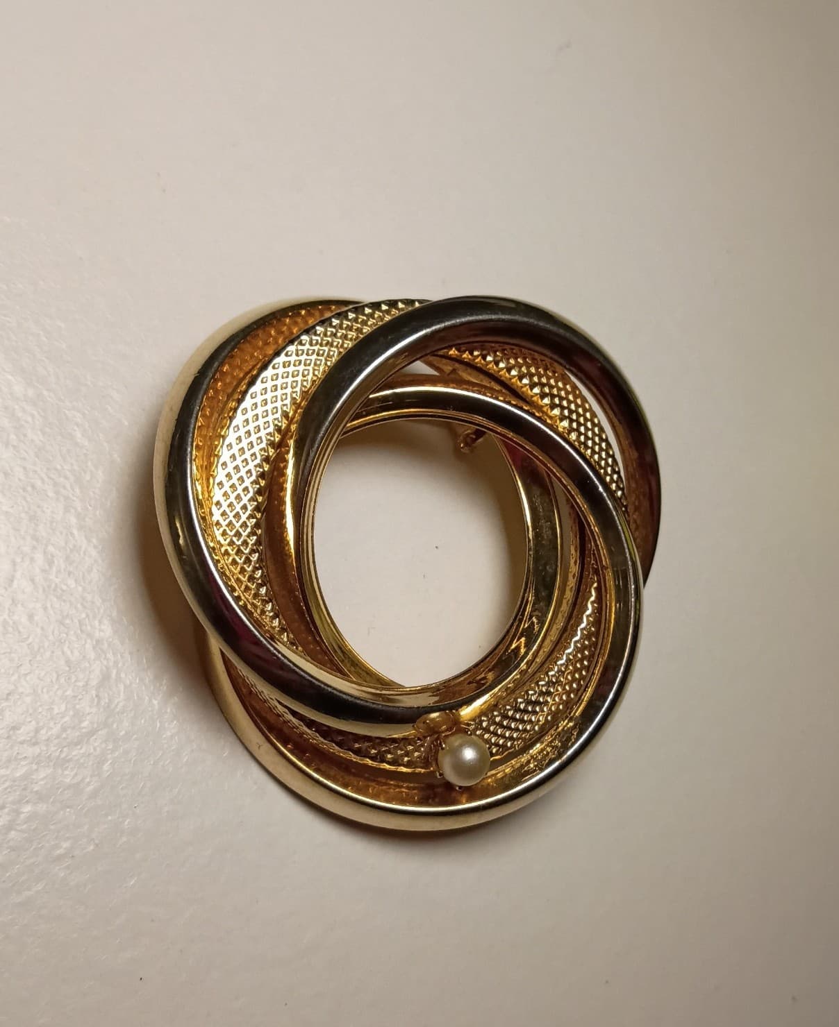 Vintage Gold Tone Overlapping Entwined Brooch - Retro Statement Jewelry - OS - Thumbnail 2