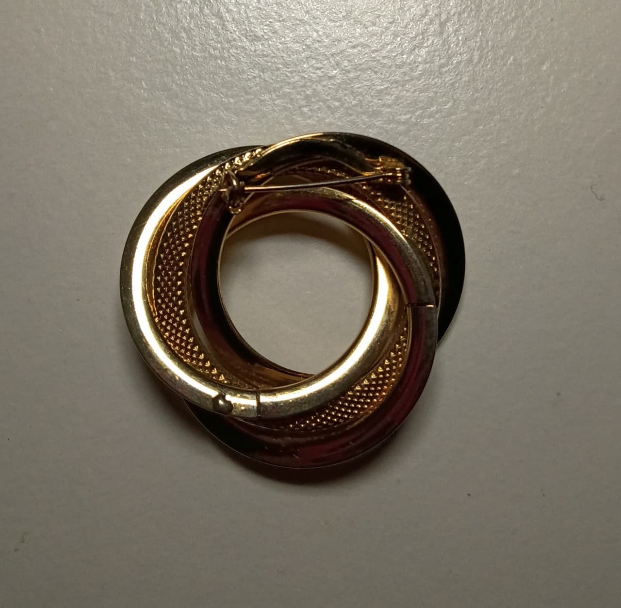 Vintage Gold Tone Overlapping Entwined Brooch - Retro Statement Jewelry - OS - Thumbnail 5