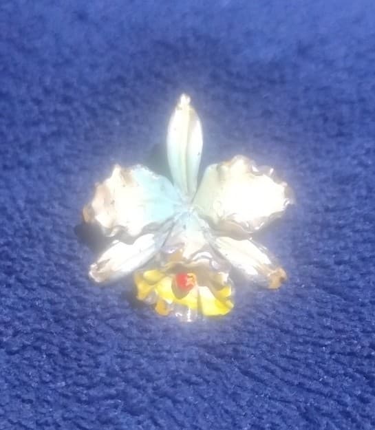 1960’s Mini Orchid Flower - Enamel Brooch/Pin - Vintage - Thumbnail 3