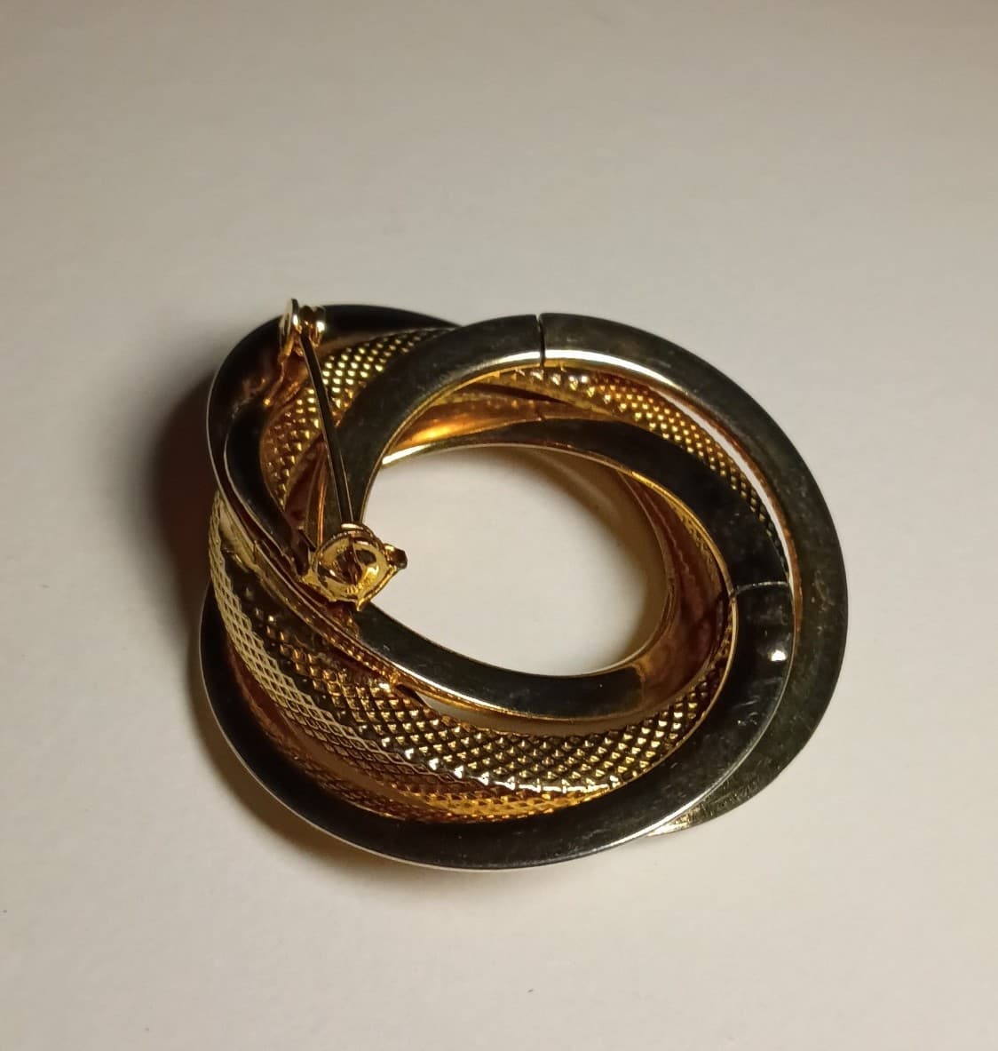 Vintage Gold Tone Overlapping Entwined Brooch - Retro Statement Jewelry - OS - Thumbnail 6