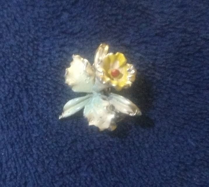 1960’s Mini Orchid Flower - Enamel Brooch/Pin - Vintage - Image 1