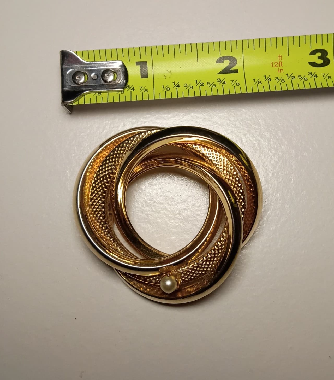 Vintage Gold Tone Overlapping Entwined Brooch - Retro Statement Jewelry - OS - Thumbnail 3