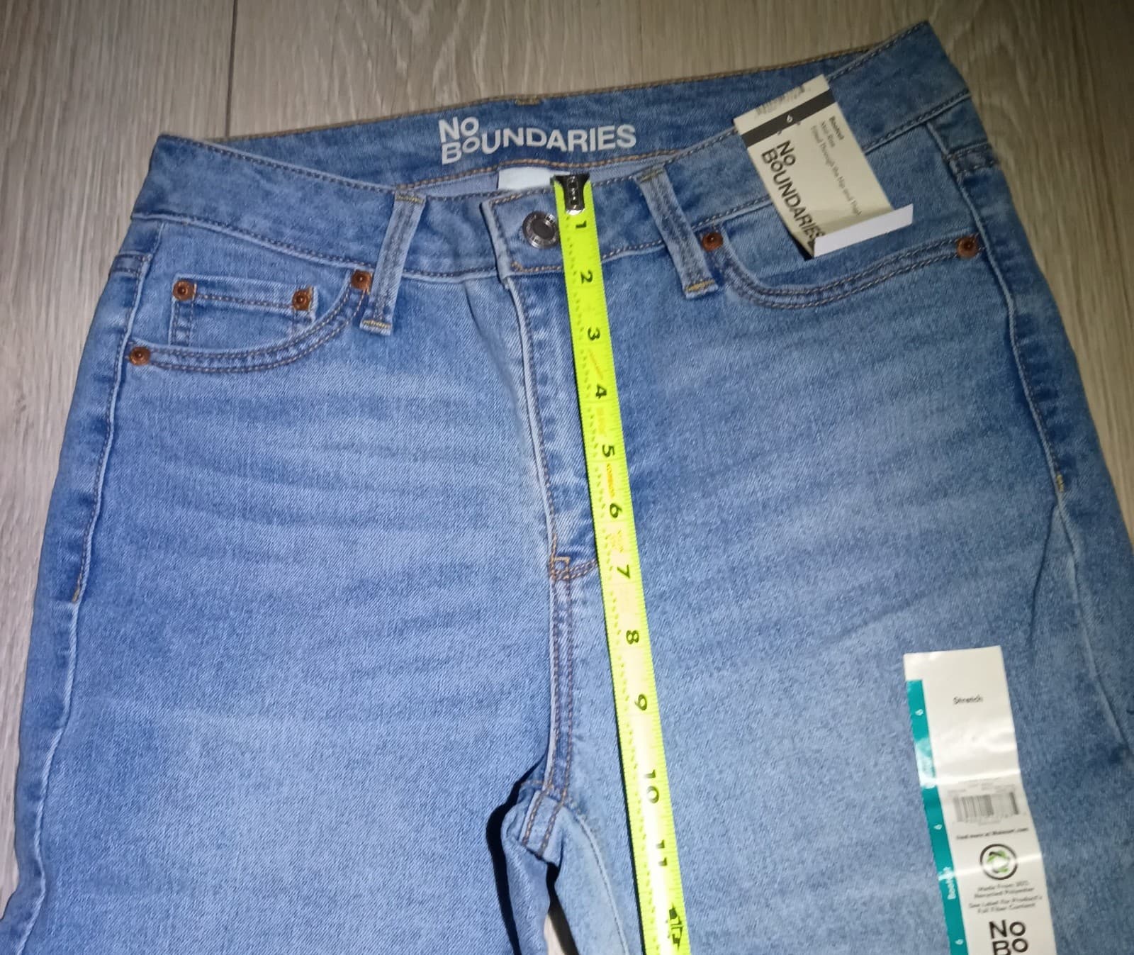 Mid Rise Bootcut | Light Wash | Size 6 | No Boundaries | New - Thumbnail 4