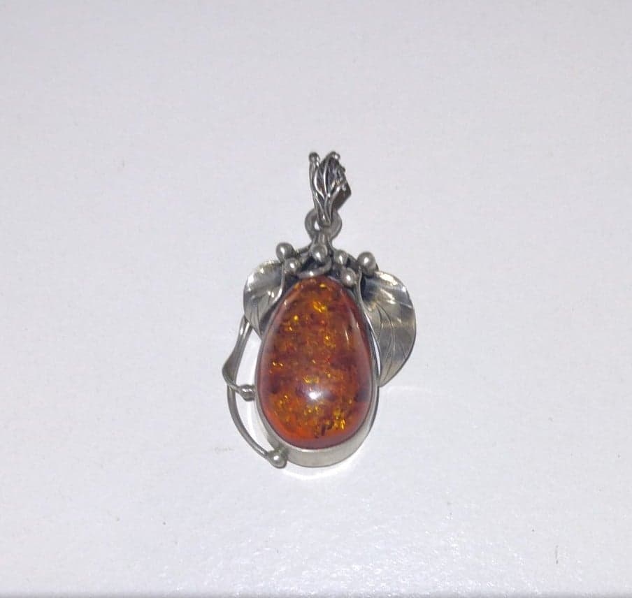 Beautiful Vintage Lrg Sterling Silver Amber Pendant - Delicate Vine Detailing - Thumbnail 2