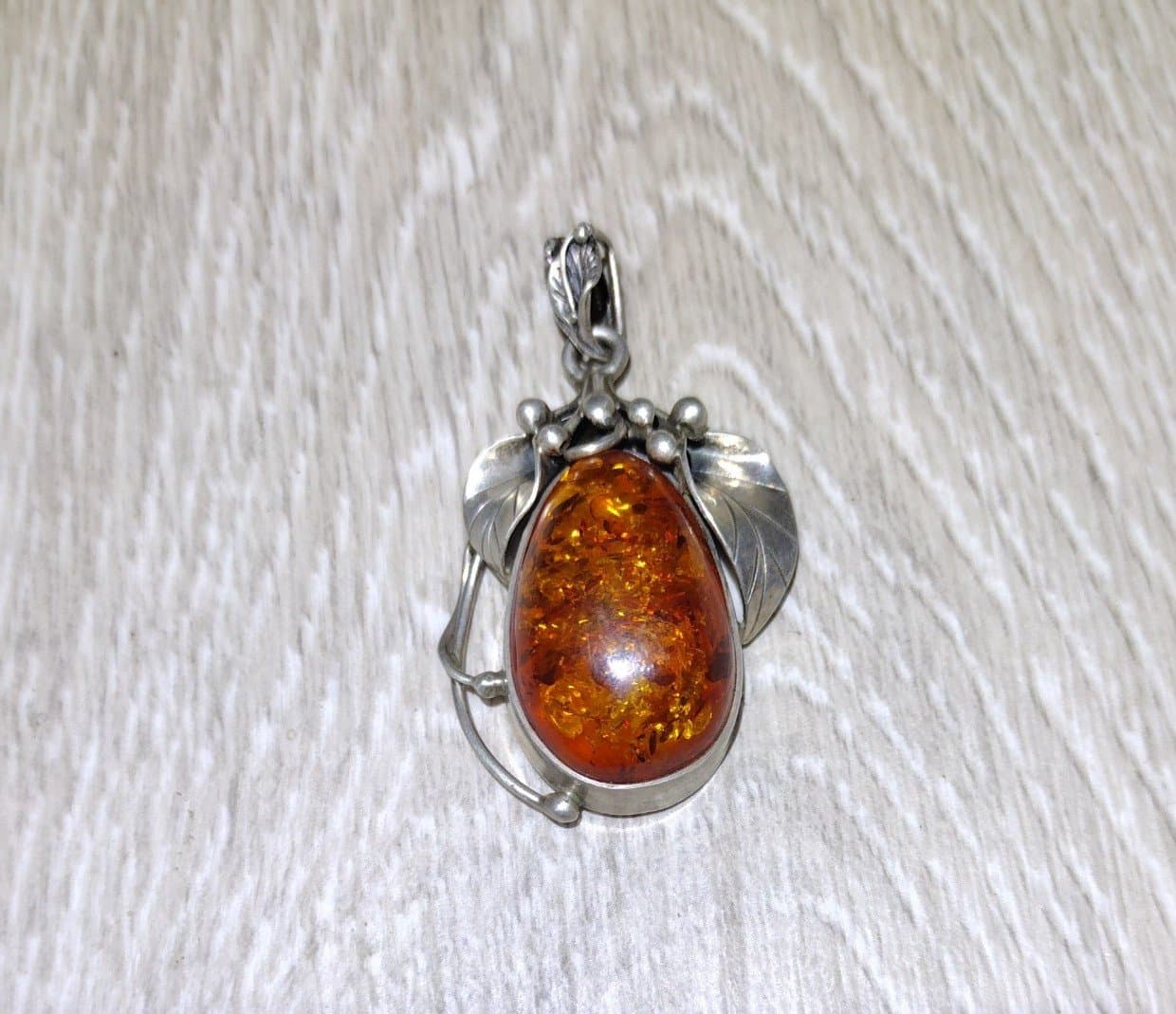 Beautiful Vintage Lrg Sterling Silver Amber Pendant - Delicate Vine Detailing - Image 1
