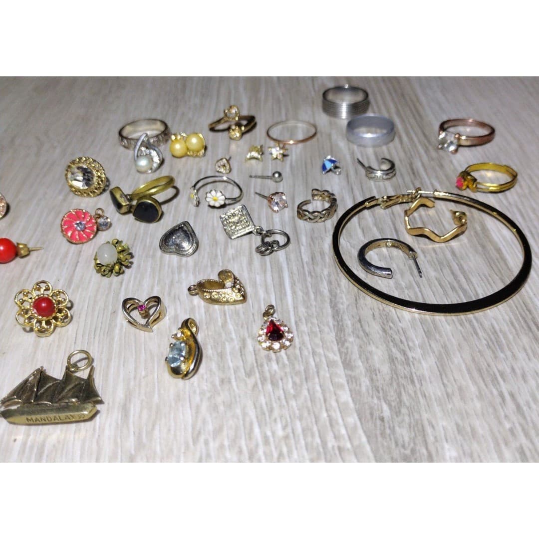Misc Variety Jewelry Lot - Vintage, Single Earrings, Pendants, Etc. - Thumbnail 4