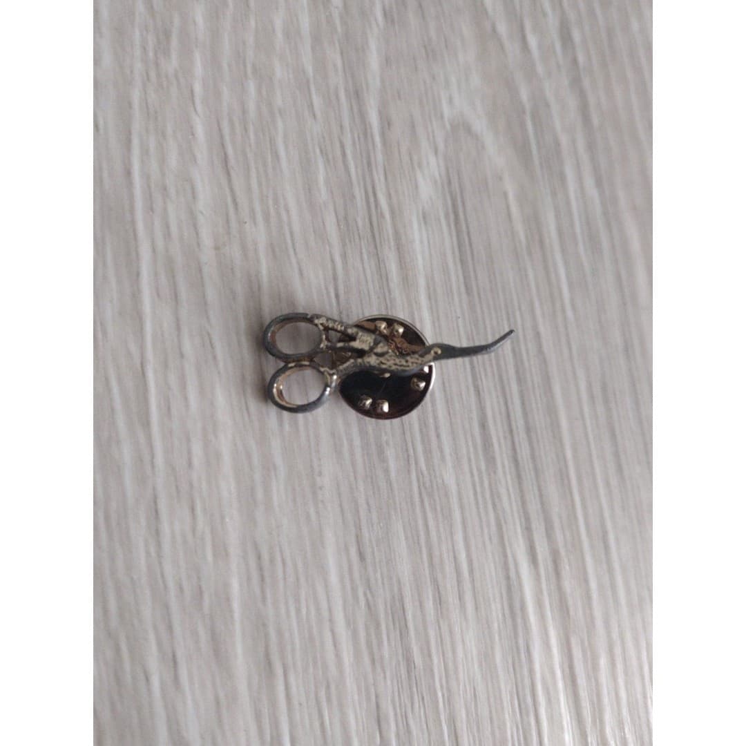 Vintage Miniature Stork Embroidery Scissors Lapel/Hat Pin - Image 1