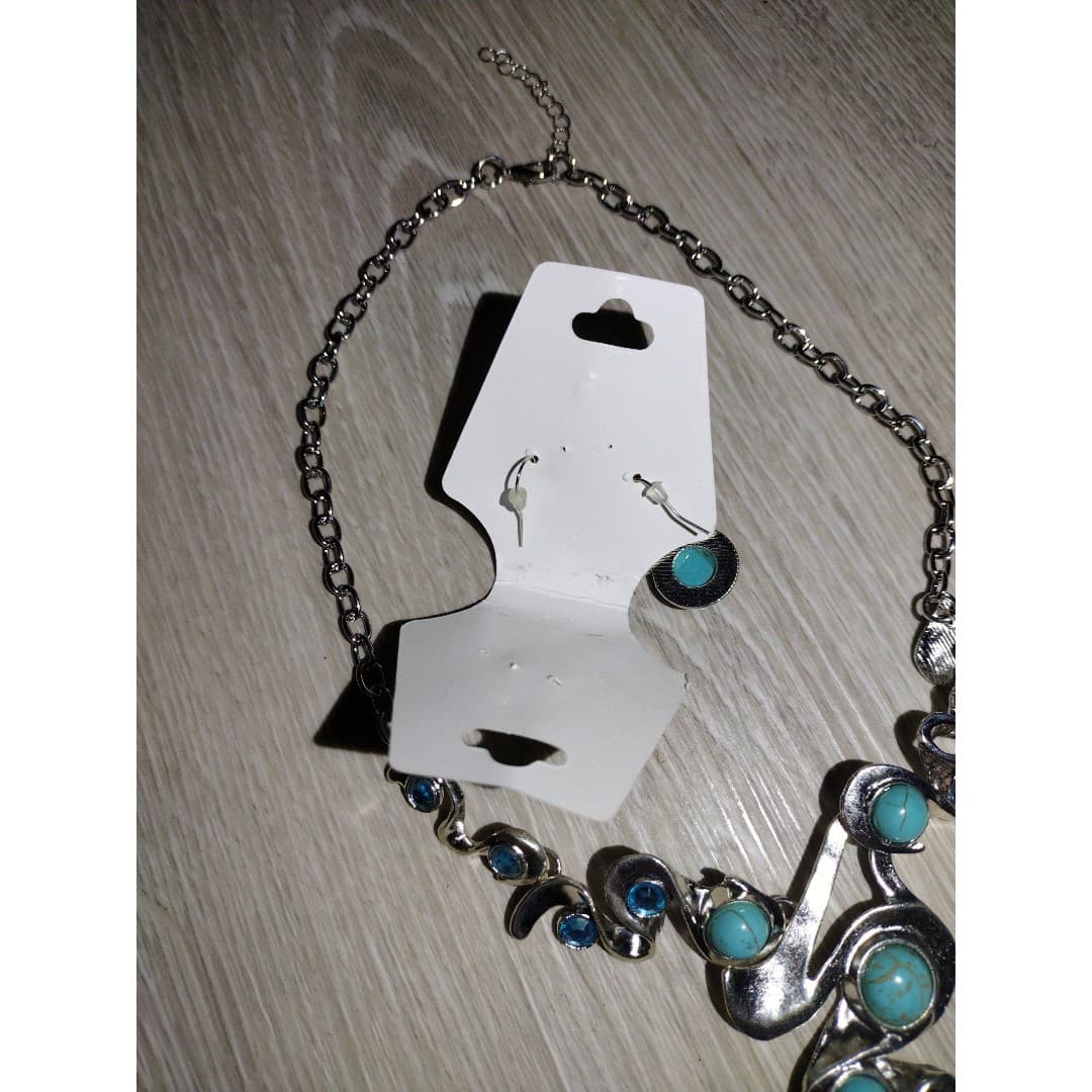 Fashion/Statement 3pc Set- Turquoise Like Necklace & Dangle Earrings - Thumbnail 4