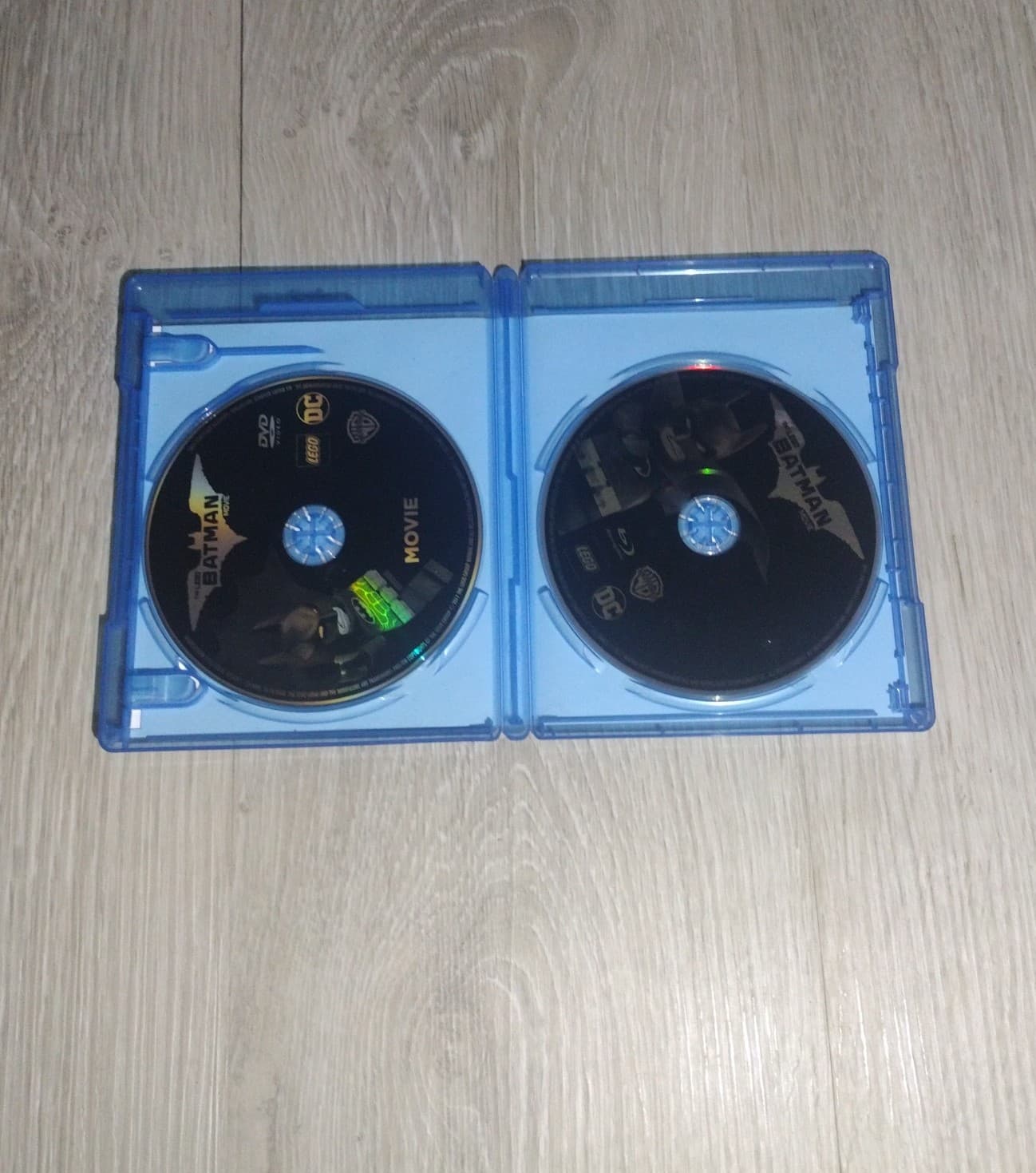 The Lego Batman Movie - (2017) (Blu-ray) - Thumbnail 2