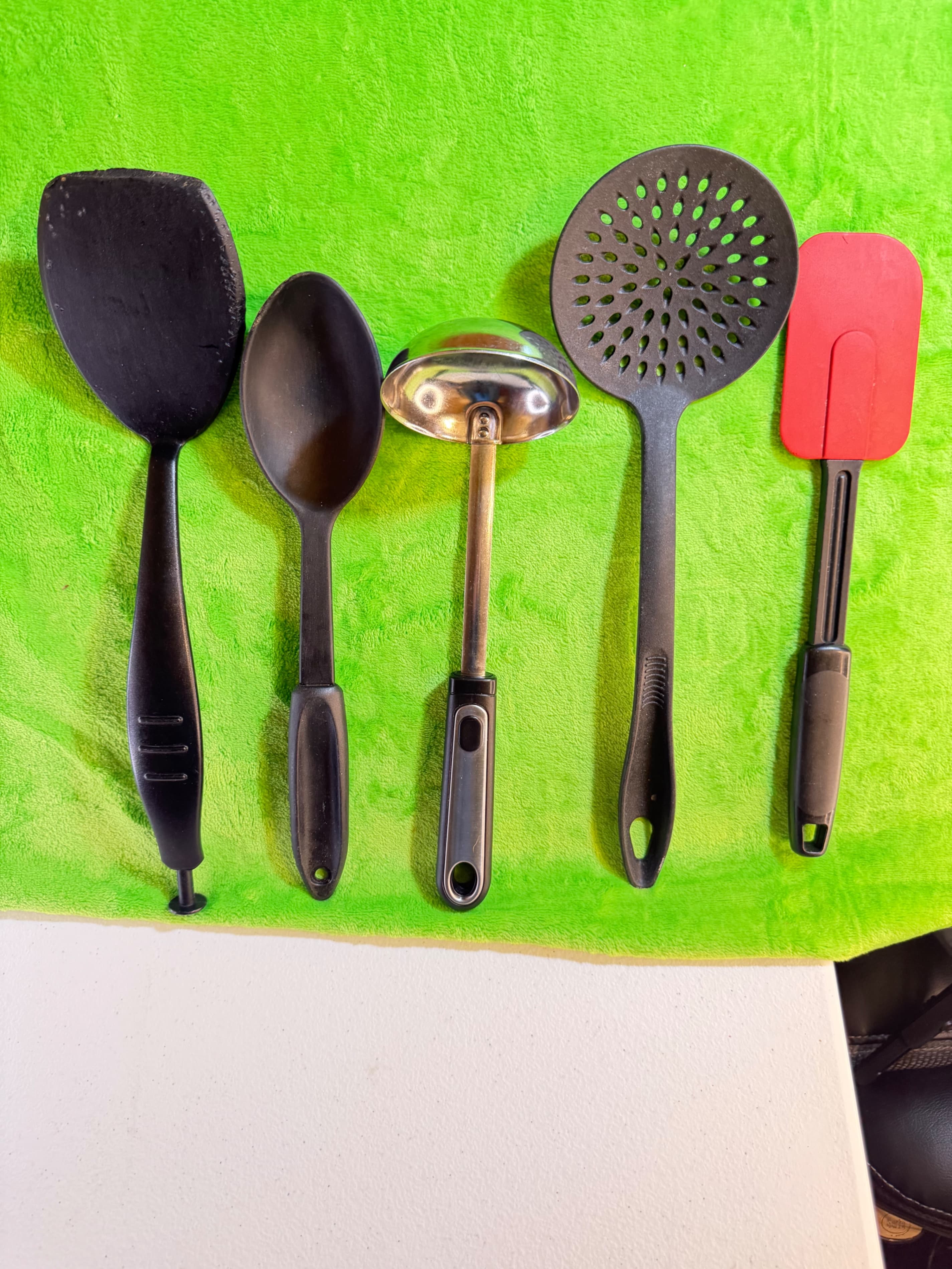 Kitchen Utensil Set with Spatula, Spoon, Ladle, Skimmer, and Scraper - Image 1