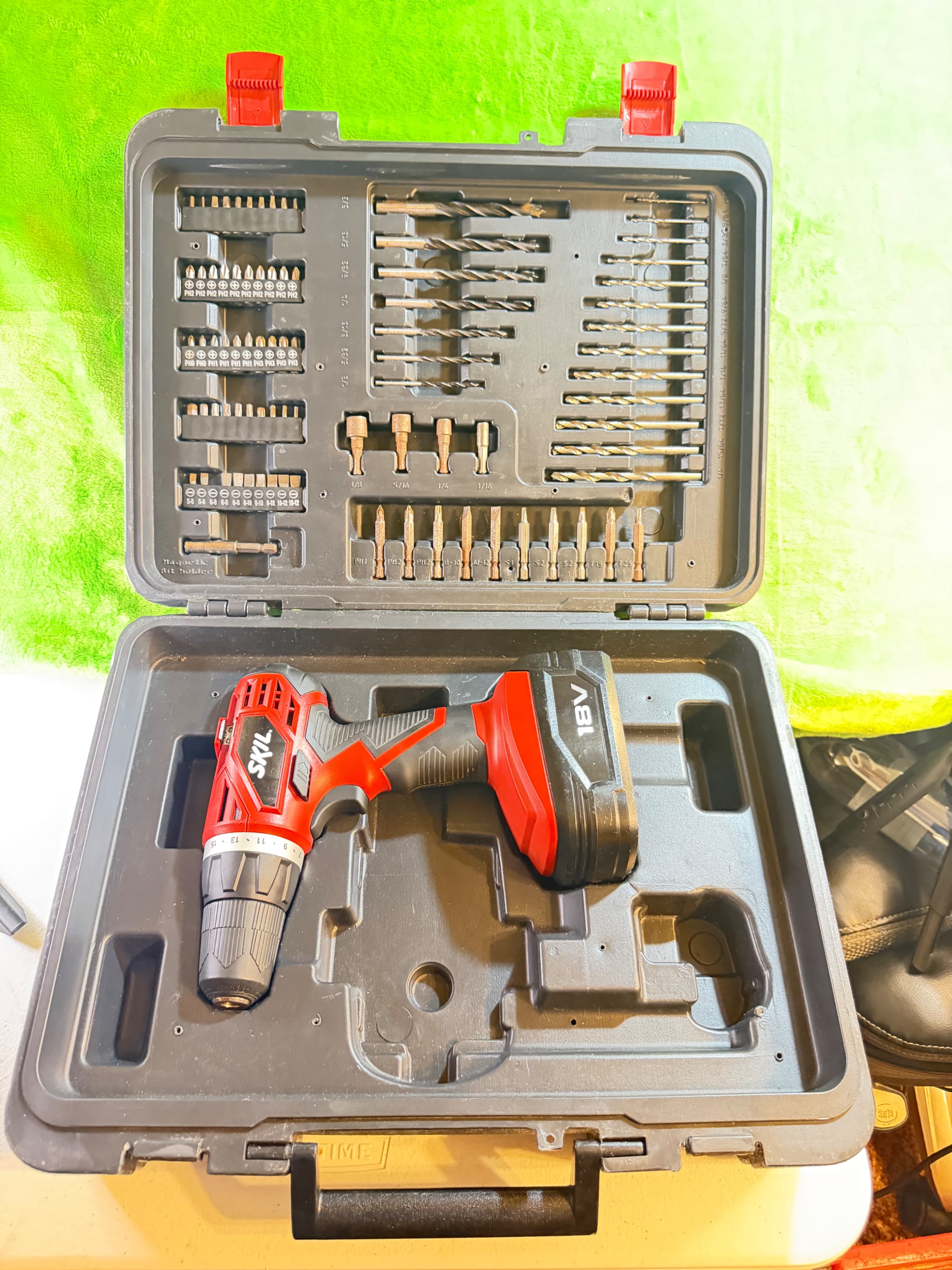 Skil 2860 18V Cordless Drill Driver with Drill Bit Accessory Set in Hard Case - Thumbnail 4