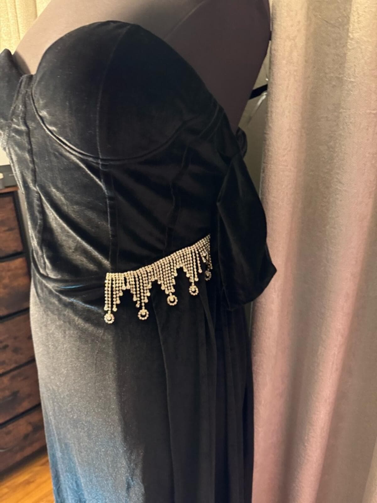 Elegant Black Strapless Velvet Evening Gown with Beaded Accents - Thumbnail 3