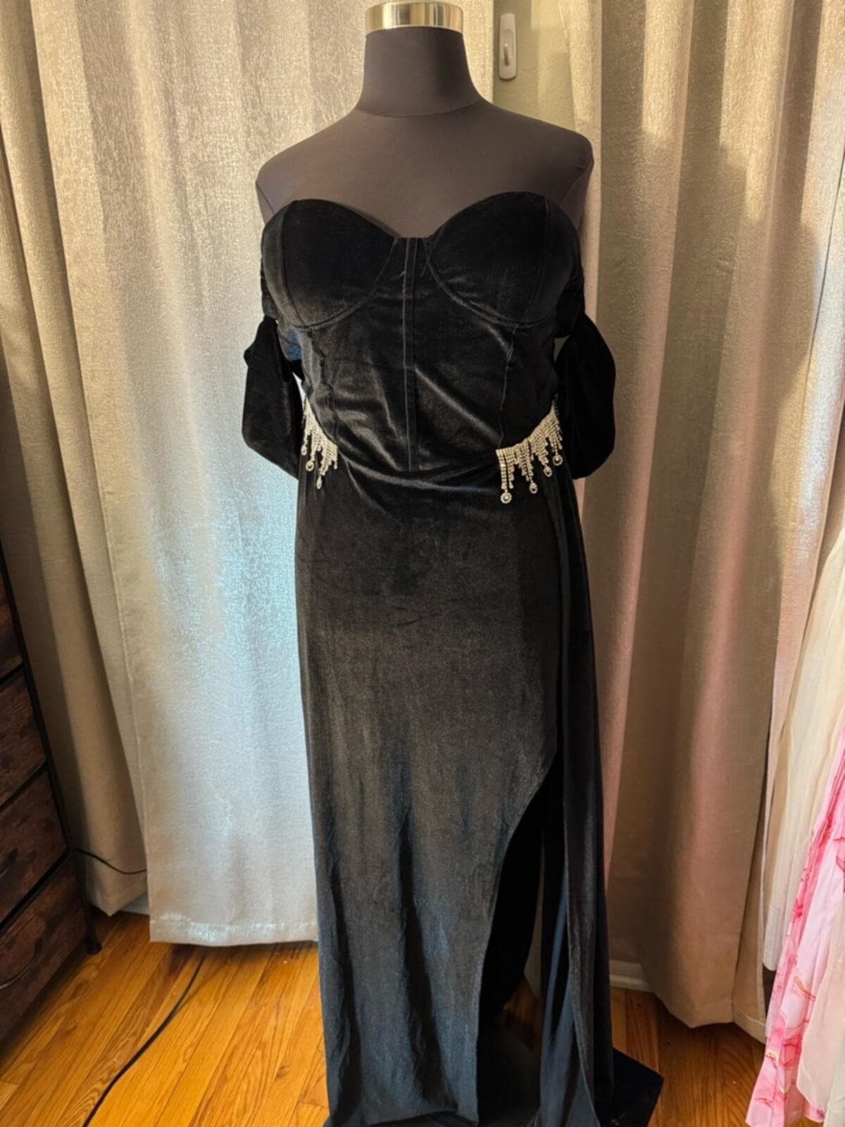 Elegant Black Strapless Velvet Evening Gown with Beaded Accents - Image 1