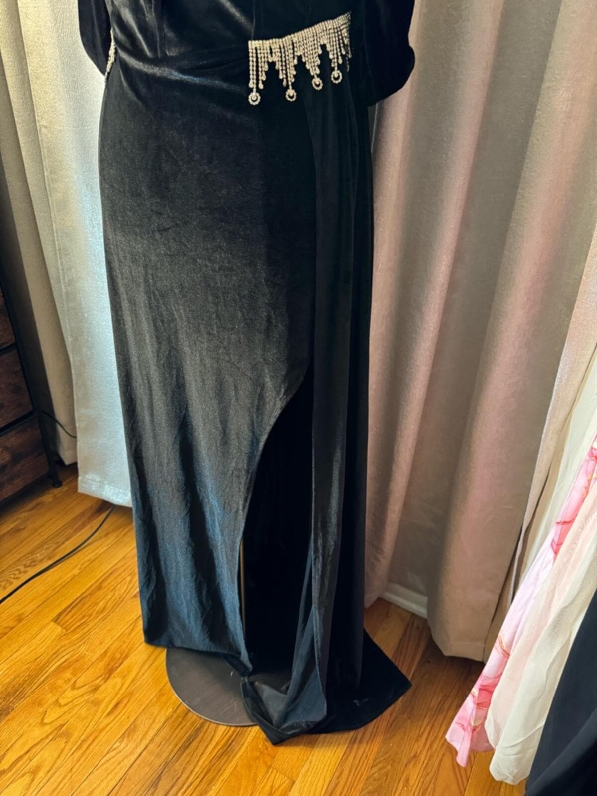 Elegant Black Strapless Velvet Evening Gown with Beaded Accents - Thumbnail 4