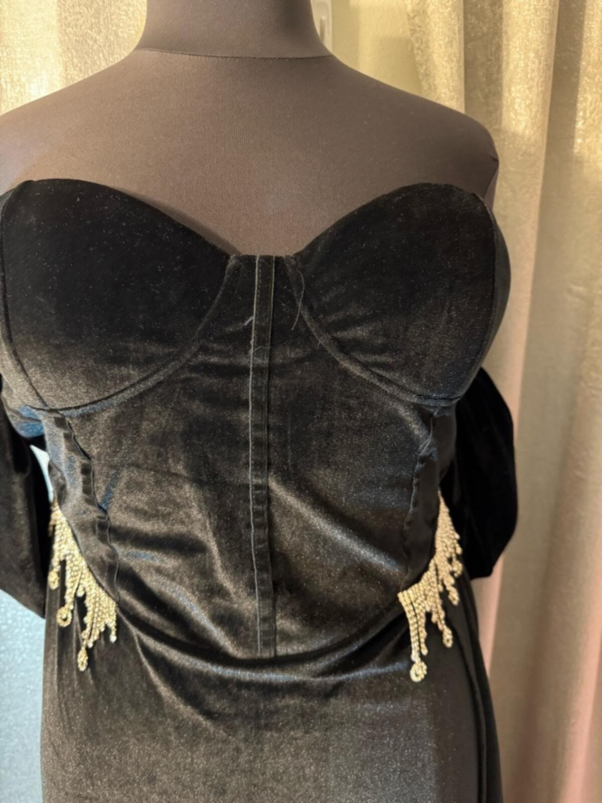 Elegant Black Strapless Velvet Evening Gown with Beaded Accents - Thumbnail 5