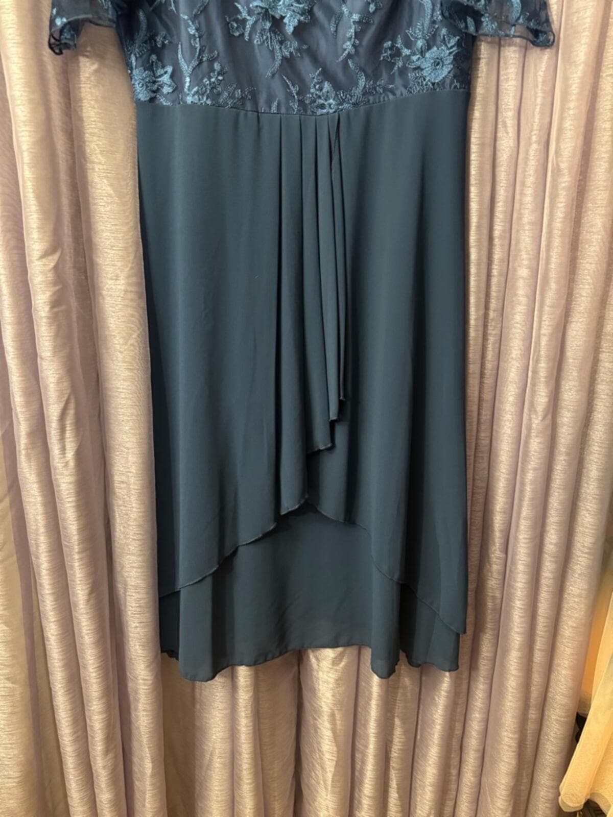 Plus-Size Teal Lace Bodice High-Low Dress with Sheer Sleeves - Thumbnail 5