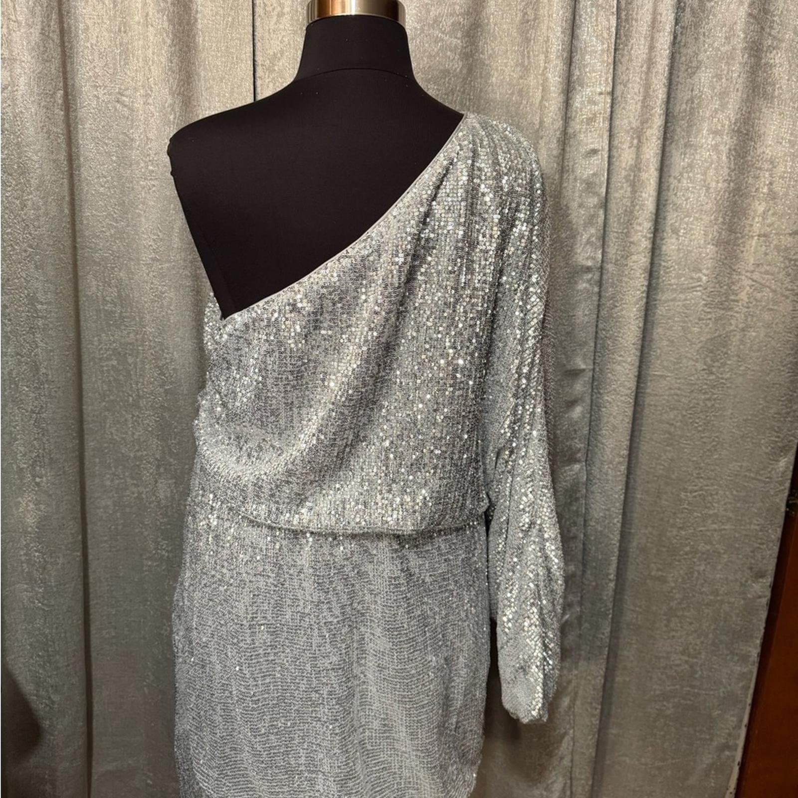 PrettyLittleThing Shimmering Silver One-Shoulder Dress - Thumbnail 3
