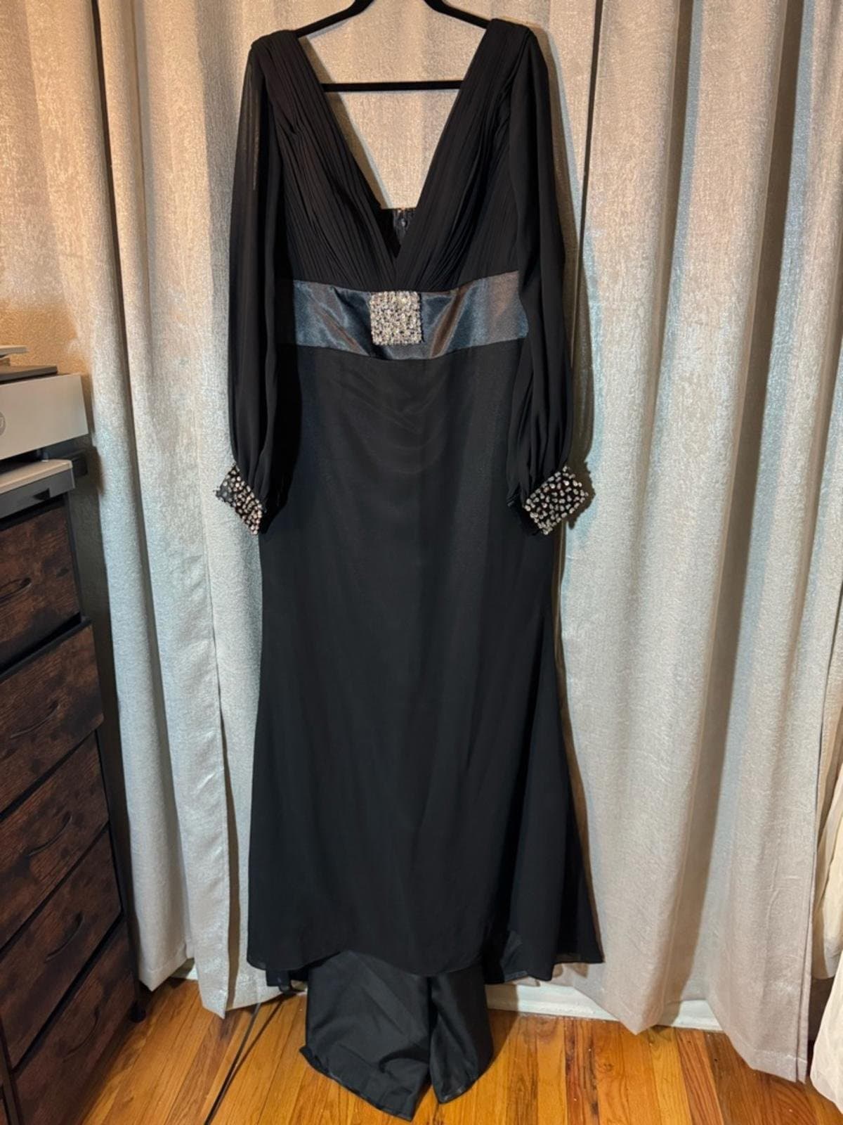 Elegant Black Evening Gown with Embellished Waist and Cuffs - Thumbnail 2