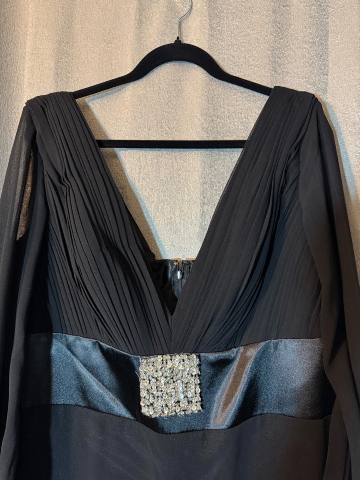 Elegant Black Evening Gown with Embellished Waist and Cuffs - Thumbnail 3