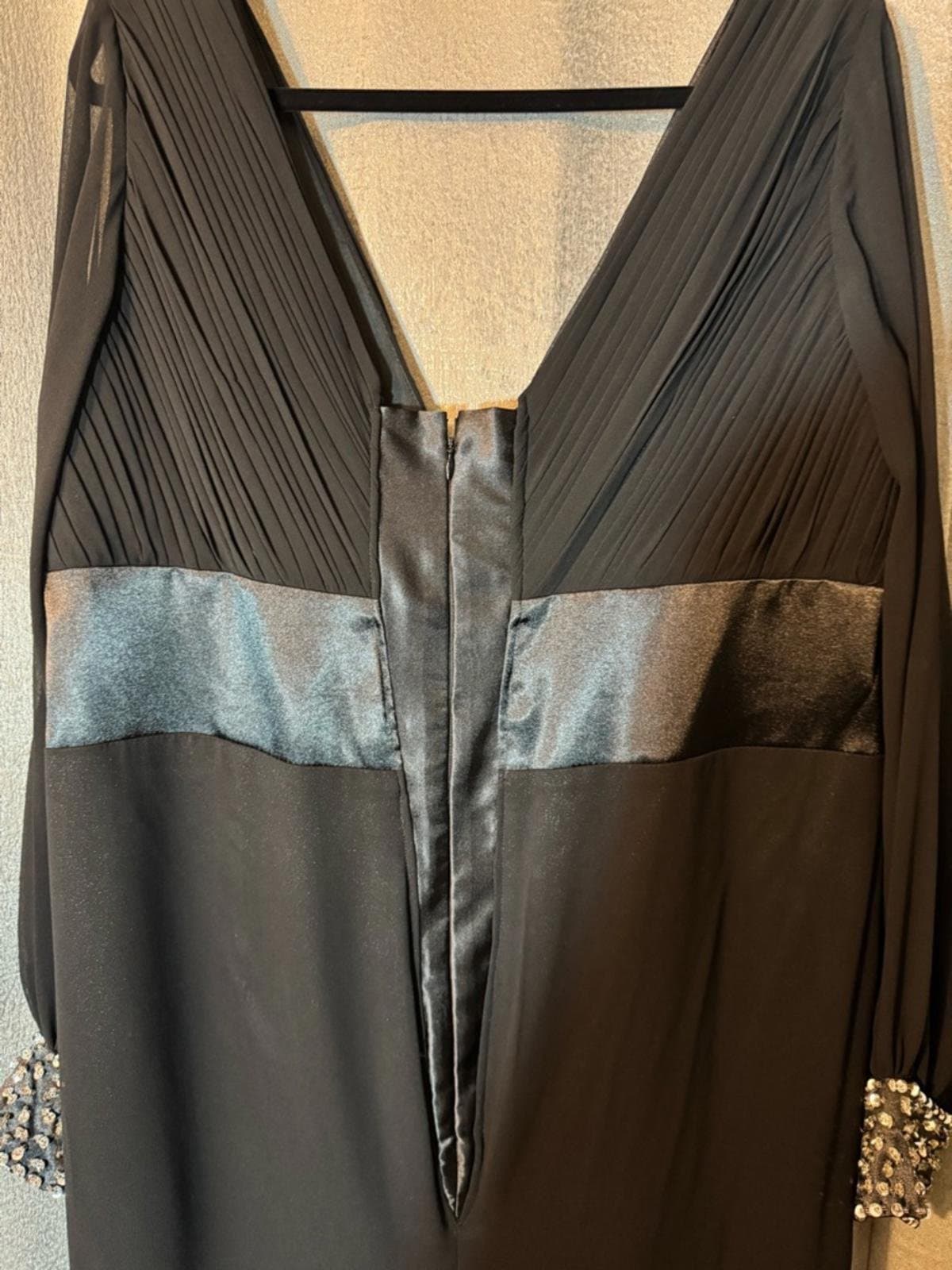 Elegant Black Evening Gown with Embellished Waist and Cuffs - Thumbnail 11