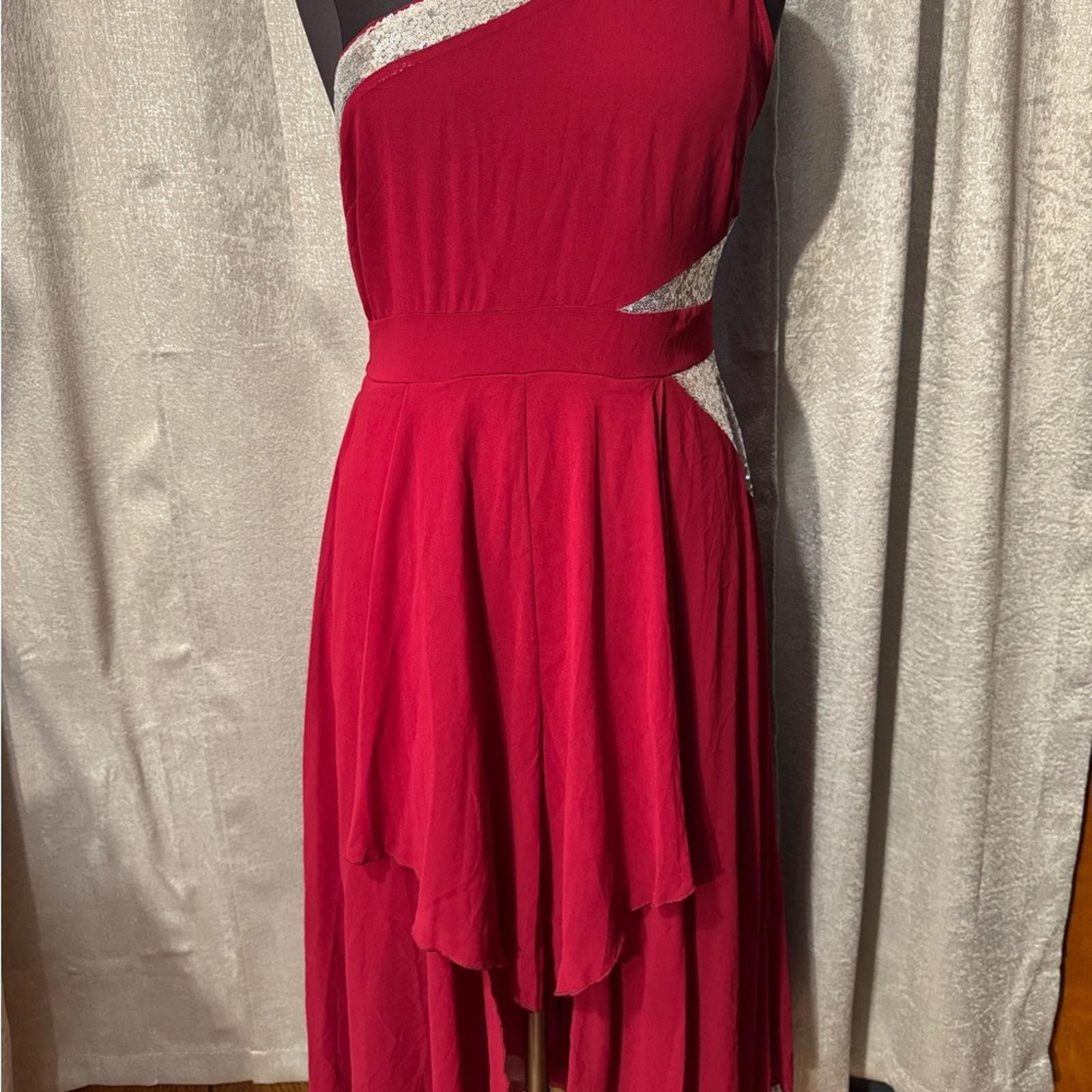 Chic One-Shoulder Burgundy Dress with Silver Detail - Thumbnail 3