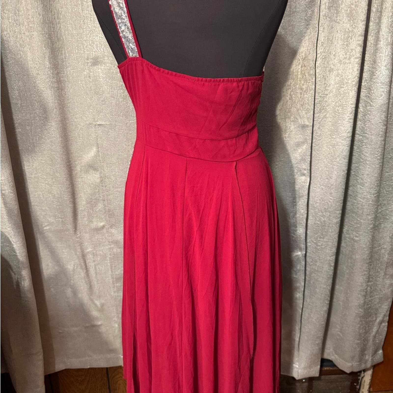 Chic One-Shoulder Burgundy Dress with Silver Detail - Thumbnail 2