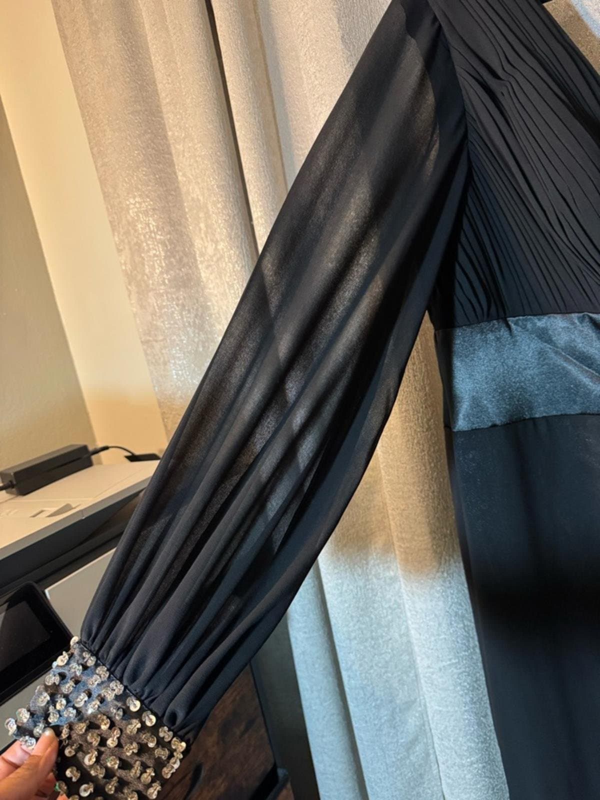 Elegant Black Evening Gown with Embellished Waist and Cuffs - Thumbnail 4