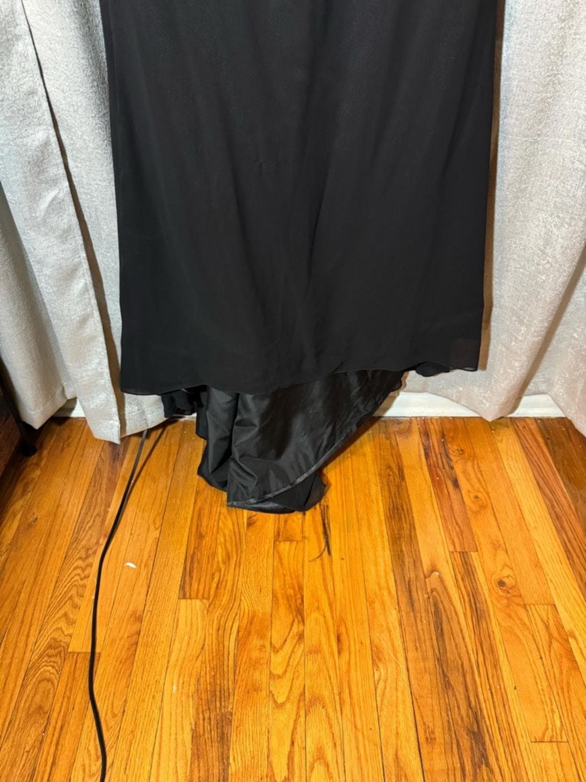 Elegant Black Evening Gown with Embellished Waist and Cuffs - Thumbnail 9