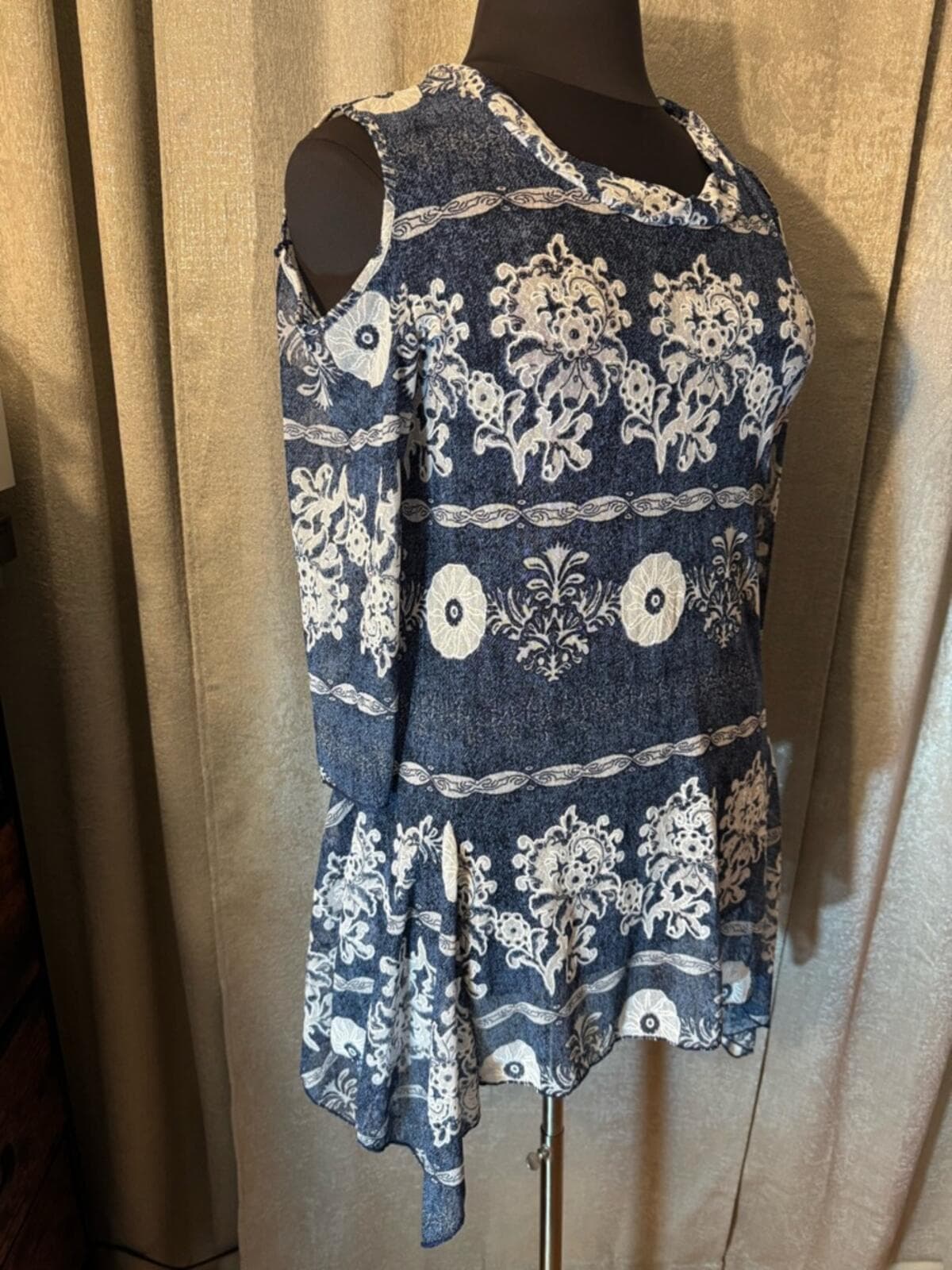 Kaktus Navy and White Floral Cold-Shoulder Top - Thumbnail 2