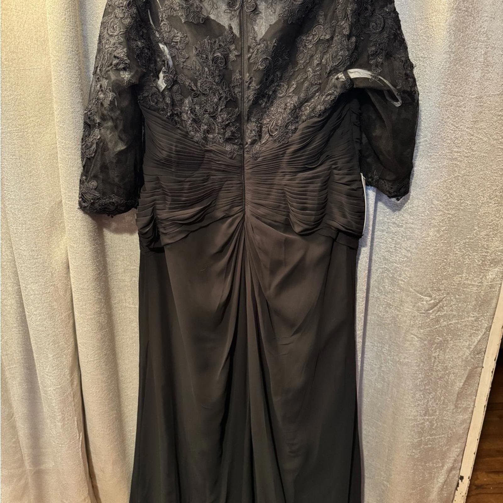 Azazie Elegant Black Lace Long Sleeve Gown - Thumbnail 5